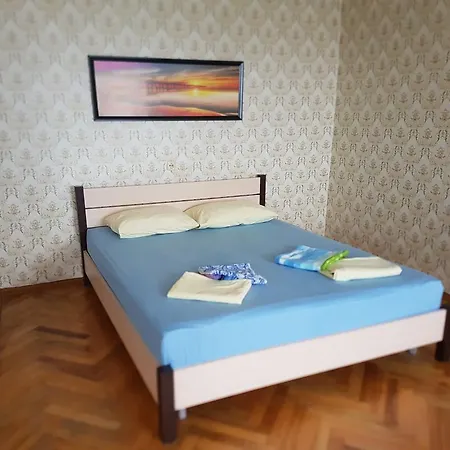Apartment On Pobeditelei 3 *